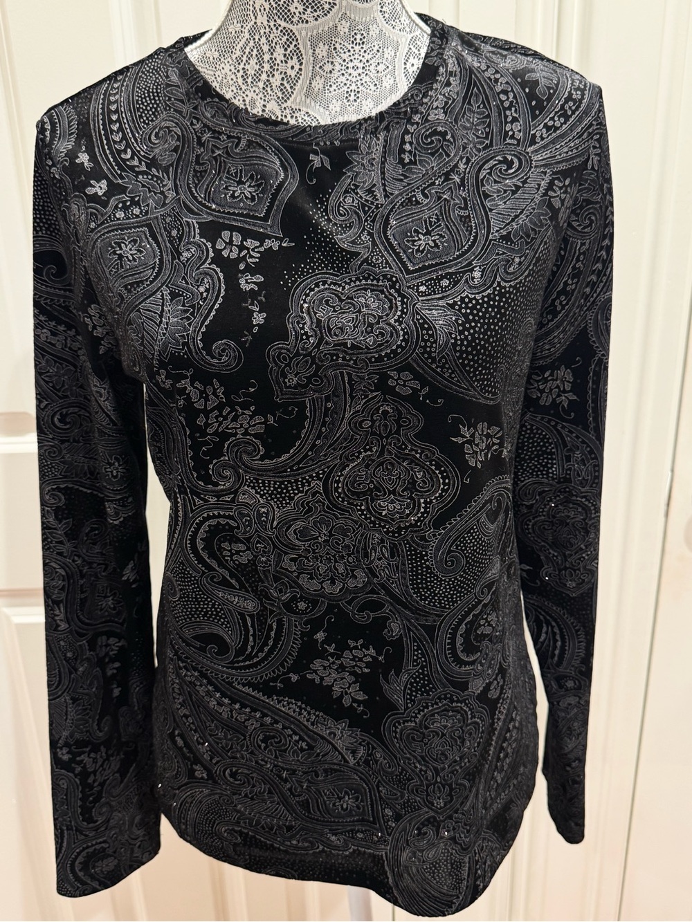 White Stag Black Paisley Long-Sleeve Crewneck Top w/ Sparkle Embellishments Sz M